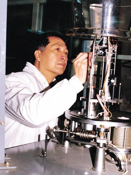 在中国科学院长春应用化学研究所实验室做稀土磁性测试试验(1996年)