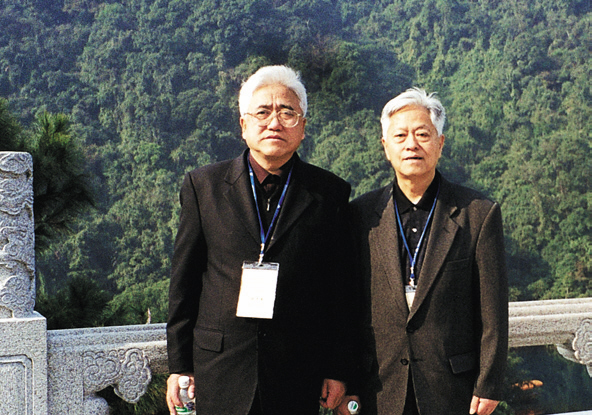 2003年,钱逸泰(左)与刘元方院士在广东出席中国科学院化学部常委会之