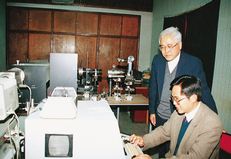 1998年初,钱逸泰(后)与李亚栋博士在测量合成金刚石的拉曼光谱